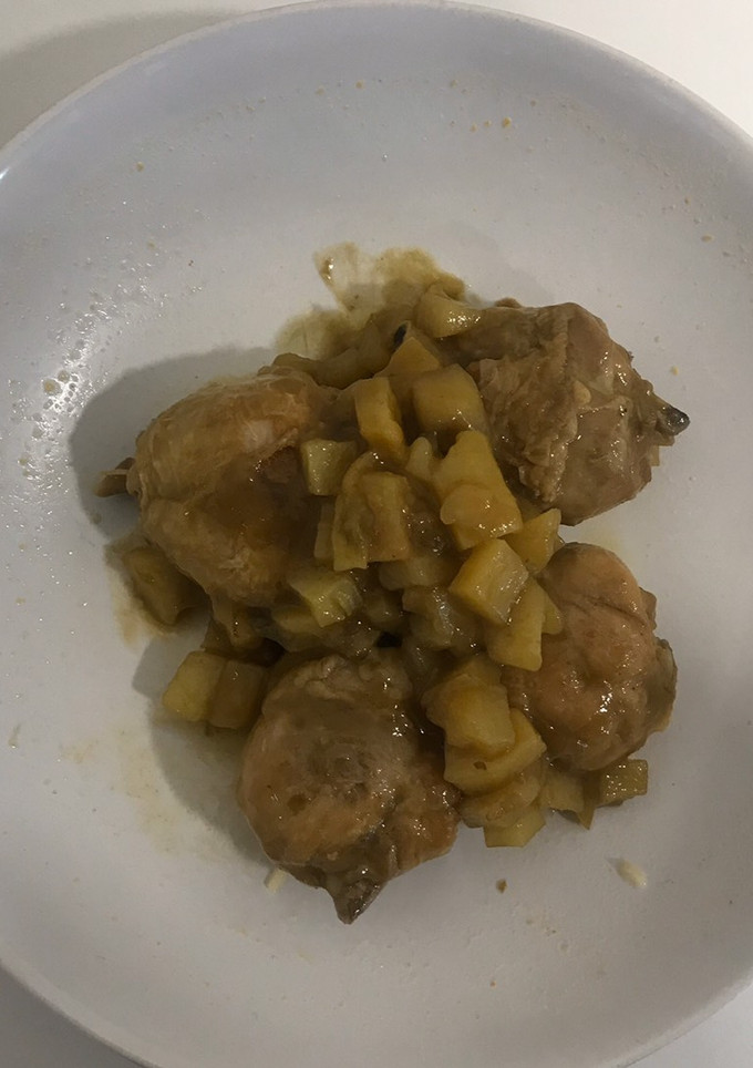 Una foto de Jamoncitos de pollo guisados con patatas en cuadraditos
