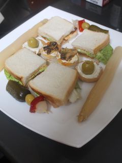 Una foto de Cenando cuadraditos de pan de molde
