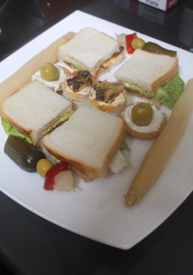 Una foto de Cenando cuadraditos de pan de molde