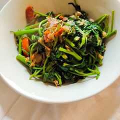 รูปของ Tumis kangkung terasi kecombrang lezat 🌿🍅