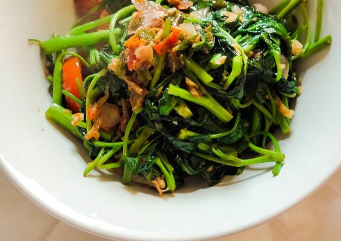 Langkah Mudah untuk Menyiapkan Tumis kangkung terasi kecombrang lezat 🌿🍅 Anti Gagal