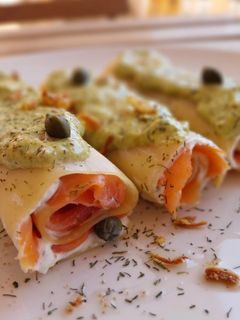 Una foto de Canelones fríos de salmón ahumado y queso crema con mayonesa de pesto