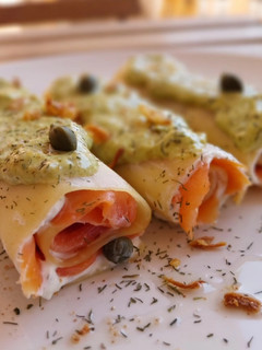 Una foto de Canelones fríos de salmón ahumado y queso crema con mayonesa de pesto