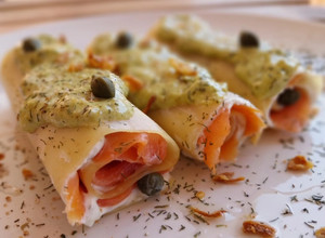 Foto principal de Canelones fríos de salmón ahumado y queso crema con mayonesa de pesto