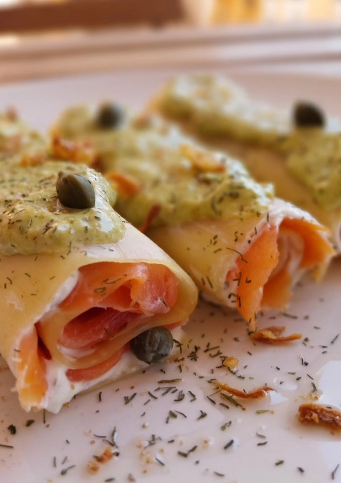 Una foto de Canelones fríos de salmón ahumado y queso crema con mayonesa de pesto