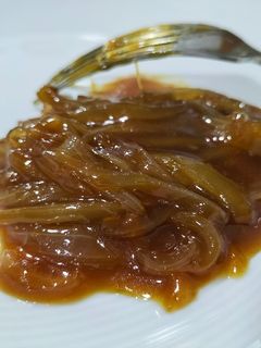 Una foto de Cebolla caramelizada a la naranja semipicante
