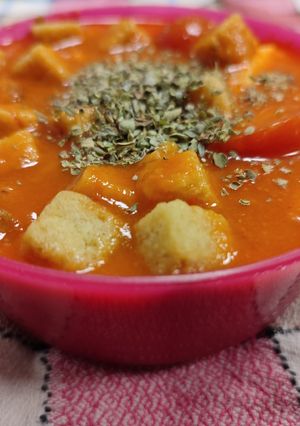 Una foto de Gazpacho con picatostes