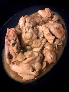 Una foto de Pollo en salsa de uvas y curry