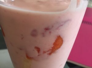 Una foto de Frutas con yogurt y cereal (merienda)