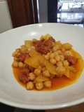Garbanzos con chistorra y patata en fondo de salsa vino tinto