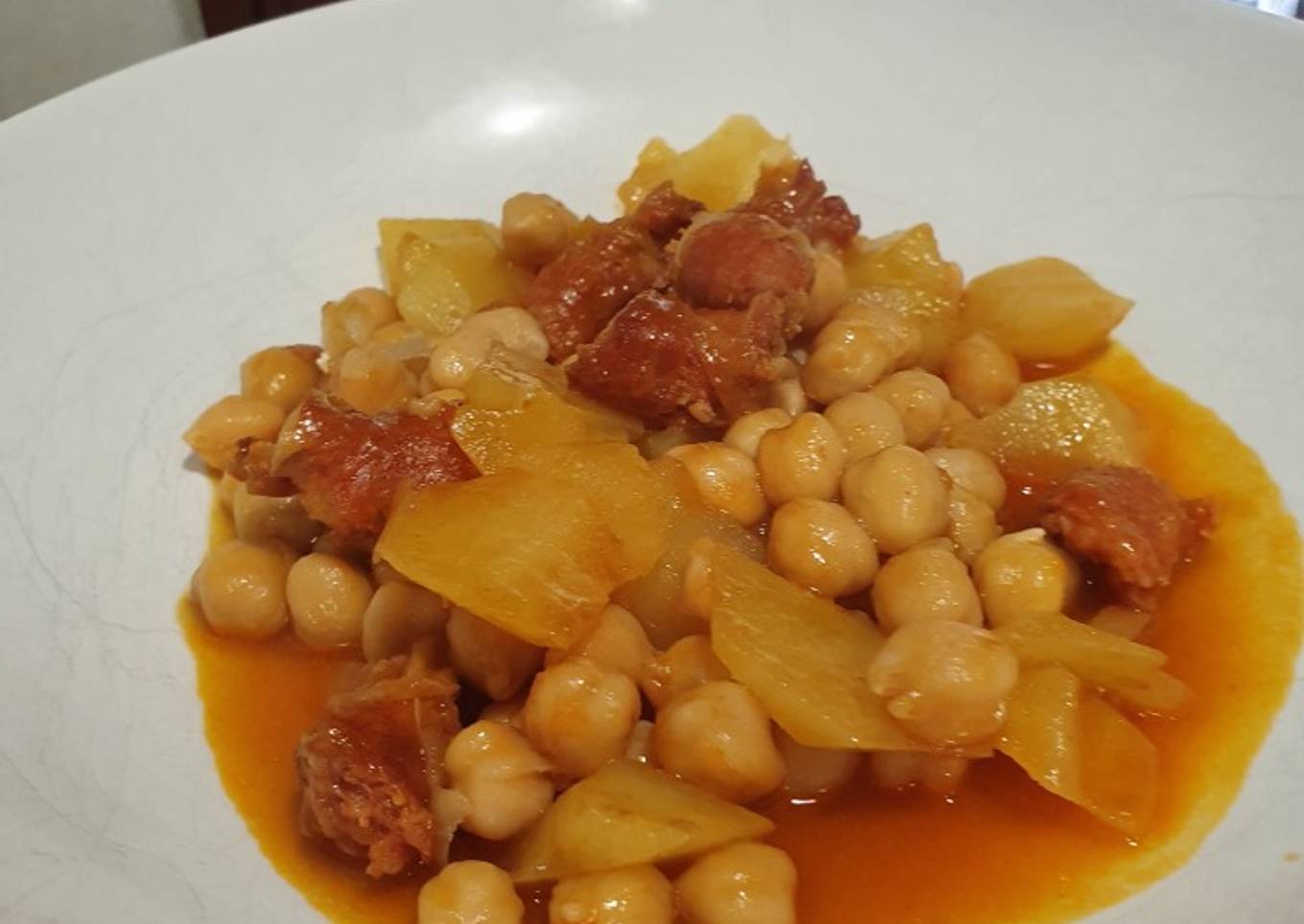 Garbanzos con chistorra y patata en fondo de salsa vino tinto