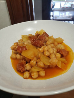 Una foto de Garbanzos con chistorra y patata en fondo de salsa vino tinto