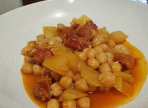 Foto principal de Garbanzos con chistorra y patata en fondo de salsa vino tinto