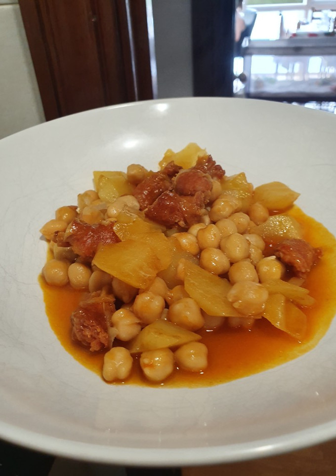 Una foto de Garbanzos con chistorra y patata en fondo de salsa vino tinto