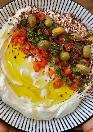 صورة لوصفة لبنة بالخضار