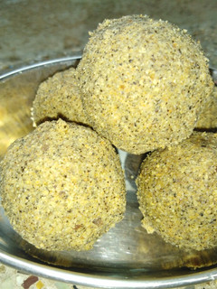 கருப்பு உளுந்து லட்டு (Karuppu ulundhu laddo recipe in tamil) செய்முறை முக்கிய புகைப்படம்