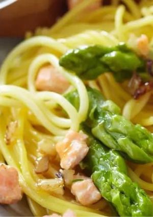 Une photo de Spaghettis printaniers aux asperges vertes et au saumon