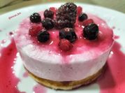 Una foto de tarta de moras y yogur