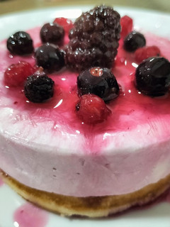 Una foto de Tarta de queso y yogur de moras