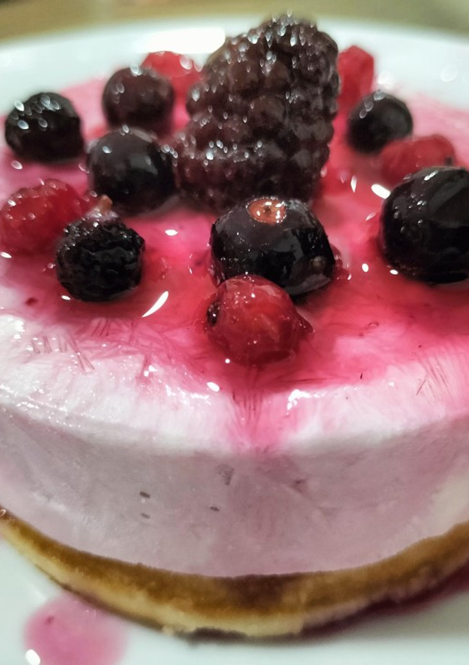 Una foto de Tarta de queso y yogur de moras