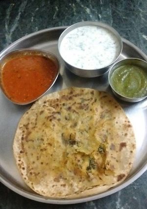 A picture of Methi ka stuff paratha.