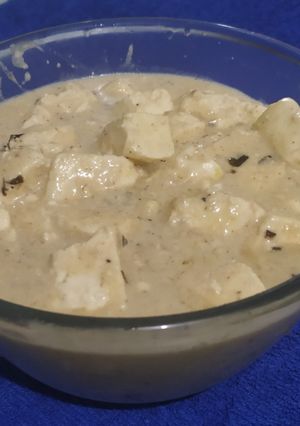 A picture of Paneer in white gravy.