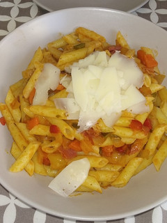 Una foto de Macarrones con pimientos y jamón