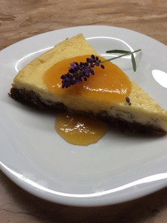 New York cheesecake hozzáadott cukor nélkül levendulás őszibarack szósszal recept fotója