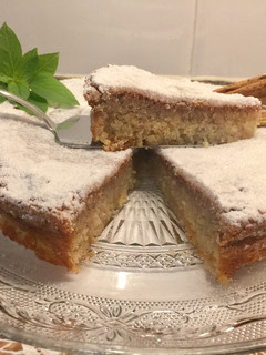 Una foto de Tarta de almendra con almíbar de coñac (típica de Galicia)