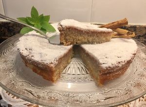 Una foto de Tarta de almendra con almíbar de coñac (típica de Galicia)
