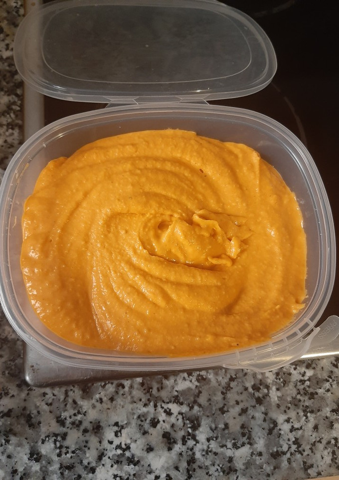 Una foto de Hummus de garbanzos y pimientos del piquillo