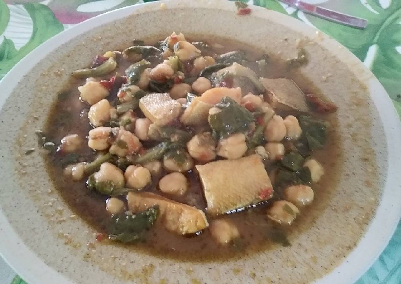 Potaje de garbanzos con bacalao y acelgas