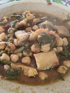Una foto de Potaje de garbanzos con bacalao y acelgas