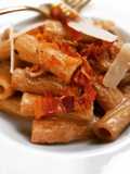 Tortiglioni con panceta ibérica en salsa de ceps