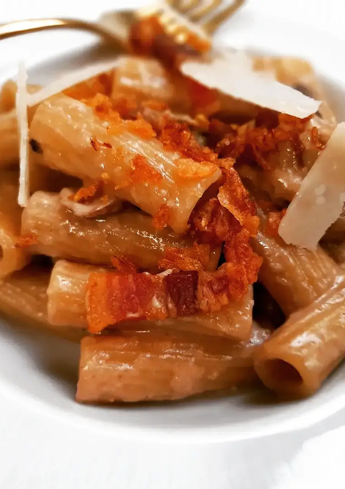 Una foto de Tortiglioni con panceta ibérica en salsa de ceps