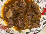 Una foto di carne di manzo al forno