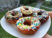 Una foto de donuts de naranja