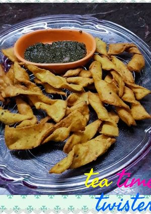 टी टाइम ट्विस्टर्स (Tea time twisters recipe in hindi) रेसिपी मुख्य फोटो