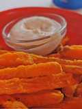 Palitos de Queijo Emmental com Molho de Iogurte