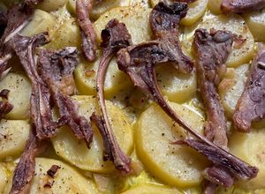 Una foto de Chuletillas de cordero al horno. Estilo Murciano
