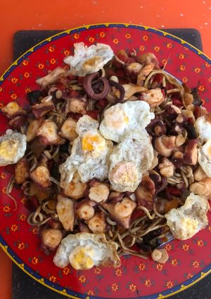 Una foto de Ñoquis con pulpo, gulas y huevos de codorniz