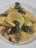 Raviolis con salsa cremosa de champiñones y cebolla balsámica