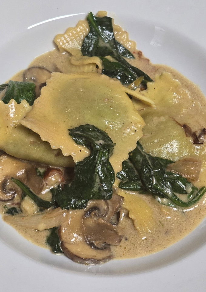 Una foto de Raviolis con salsa cremosa de champiñones y cebolla balsámica