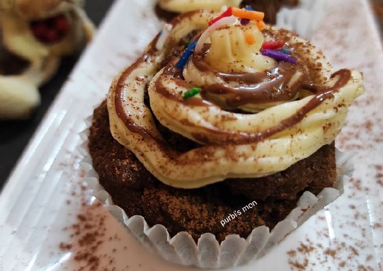 Steps to Make Delicious Chocolate cup cake with vanilla butter cream and chocolate sauce