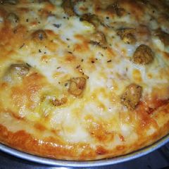 A picture of Tikka pizza.