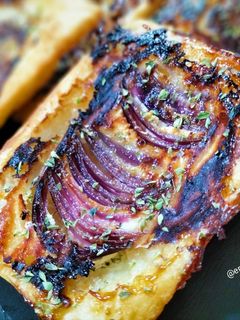 Una foto de Hojaldre de cebolla morada con queso de cabra y miel
