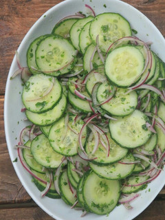 Una foto de Guarnición de Pepino, cilantro y cebolla morada. #fácil #rápido