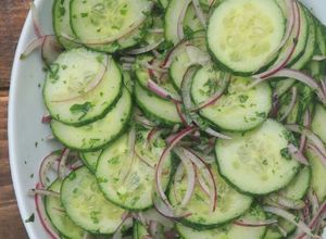 Una foto de Guarnición de Pepino, cilantro y cebolla morada. #fácil #rápido