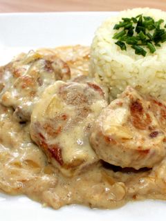 Szűzpecsenye tejszínes hagymamártásban recept fotója