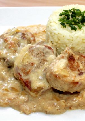 Szűzpecsenye tejszínes hagymamártásban recept fotója